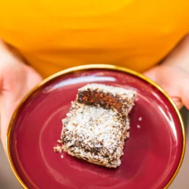 Čupavci na tanjiru — čokoladni kolač uvaljan u kokos, bez šećera i glutena